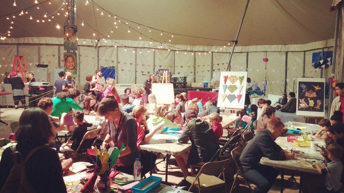 LaTOHU's tweet photo. Les ateliers de bricolage pour les enfants est un succès sous le chapiteau! #FALLA2016 #enfants #diy https://t.co/NyfRBojg0o