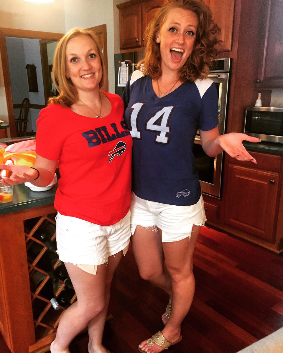 AshweeCarter's tweet photo. Show up to this party and my sister also has white shorts and Bills shirt on.... #CopiedMe #ImOlder #BillsMafia https://t.co/BYUBnfOvuy