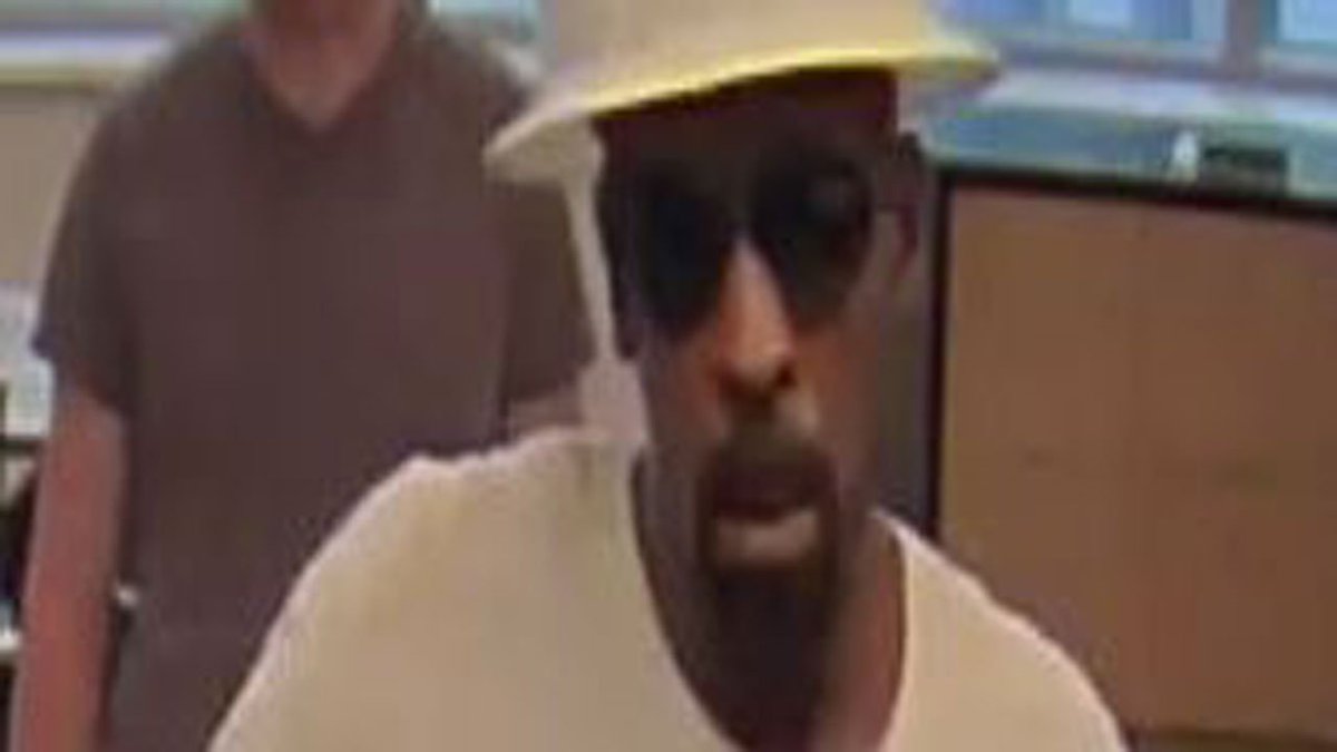 Man wearing hard hat, sunglasses robs bank in #Brickell bit.ly/2b6PDVx?utm_me… https://t.co/yvDReTtkC3