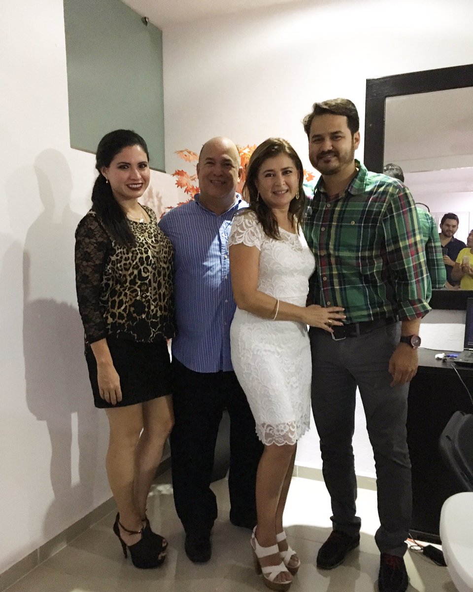 wrbarrera's tweet photo. Un placer acompañarlos tíos para celebrar los 25 años de casados!! Felicidades #TioJohnny #TiaEvelin #FamBarrera https://t.co/aXk80xqHOT