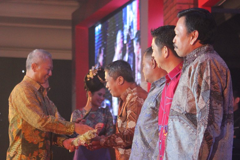titikkoma_post's tweet photo. PELABUHAN TANJUNG EMAS DAPAT PENGHARGAAN MITRA DHARMA UTAMA 2016 DLU https://t.co/DONiBa7HwF https://t.co/Zh0AGRRPBb