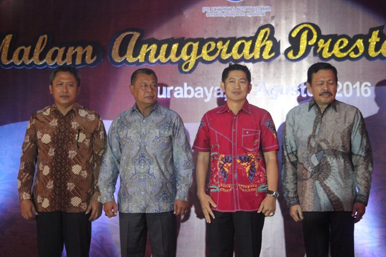 titikkoma_post's tweet photo. PELABUHAN TANJUNG EMAS DAPAT PENGHARGAAN MITRA DHARMA UTAMA 2016 DLU https://t.co/DONiBa7HwF https://t.co/Zh0AGRRPBb