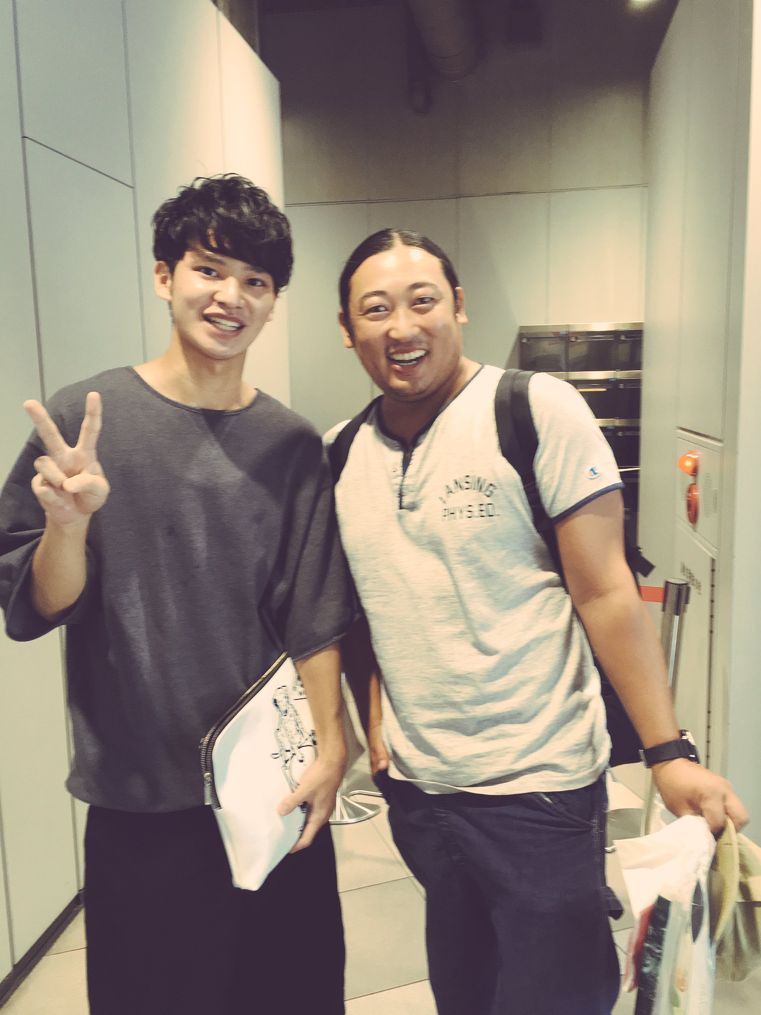 メモ少年 本日のロバート企画 ついに山本さんと正式に組んだ神回 ラインの三人の会話が仲良すぎる神回 映ってるよ わー 盛り上がりすぎた神回 大阪から友達とその友達の秋山 ファンが来てくれて泣いて喜んでた 笑 おつかれさまでした