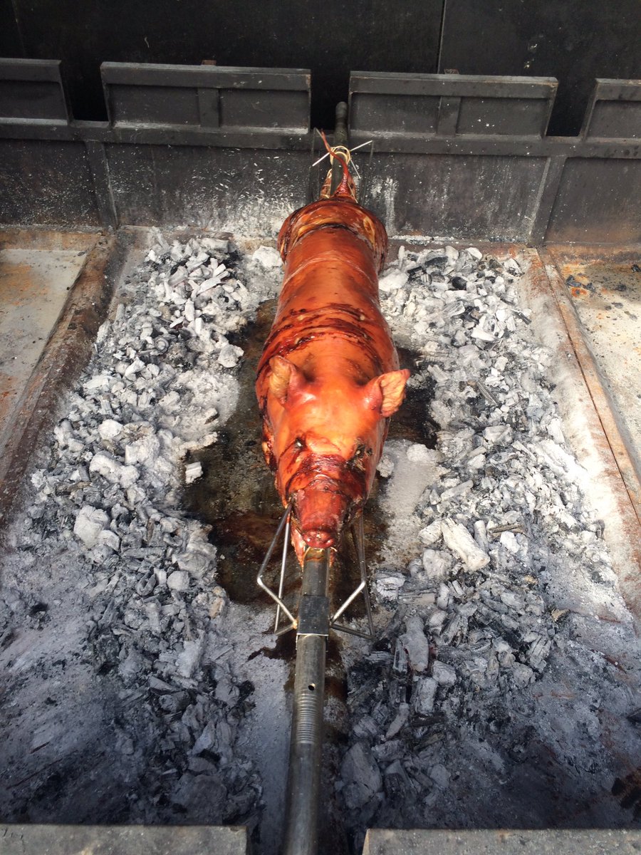 30mins until lechon gets the chop #prestonpigs #hoypinoybbq #lechon #Filipinofood #freshhoodmarket <a href="/PrestonMarket/">Preston Market</a>