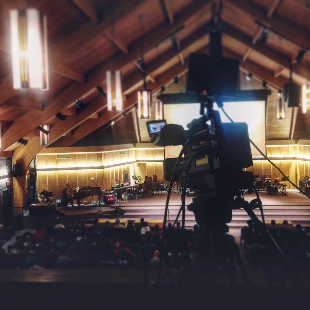 jonnieweller's tweet photo. My view tonight #cmi2016 #cameraone https://t.co/yMZY7EUNRH https://t.co/4vB0WJBhZu