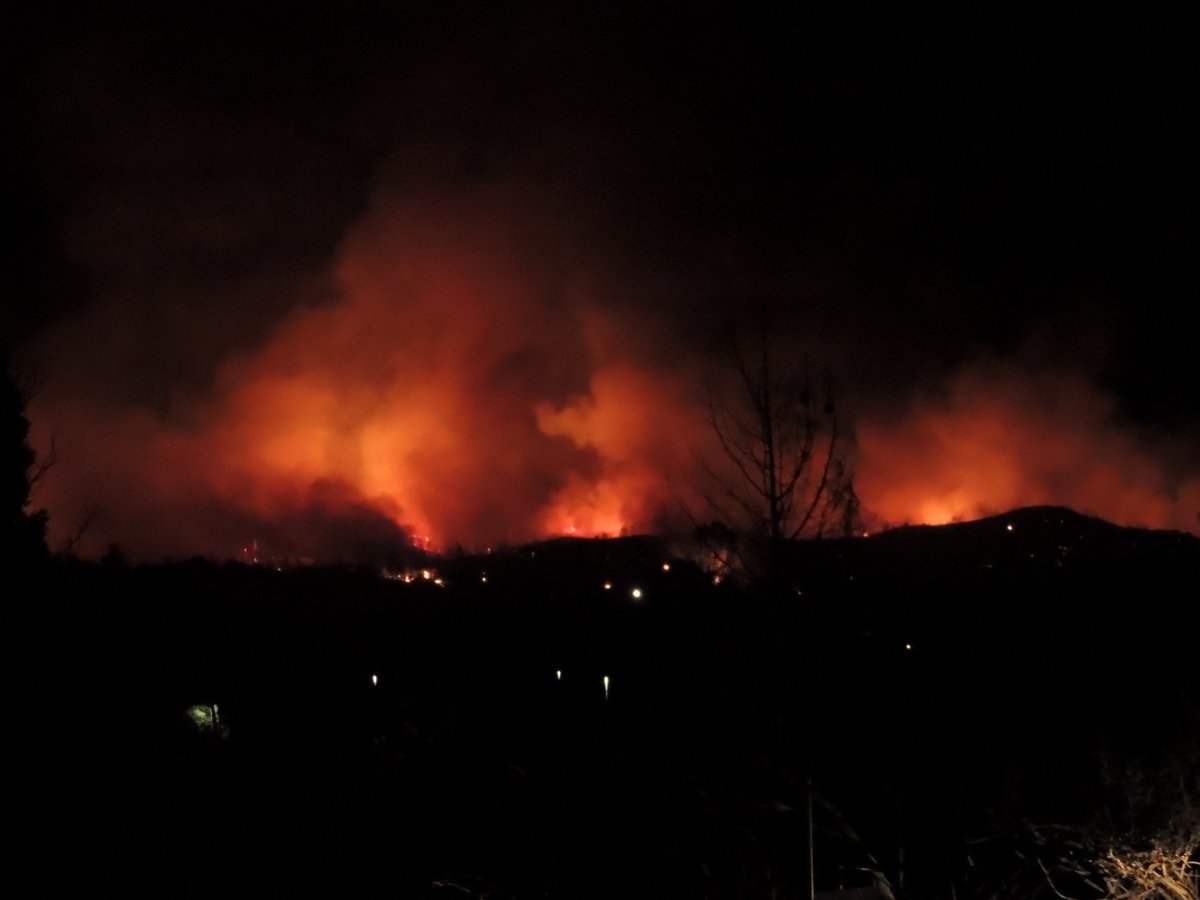mckay267's tweet photo. Wildfire at night #ClaytonFire https://t.co/wIL75rA7vb