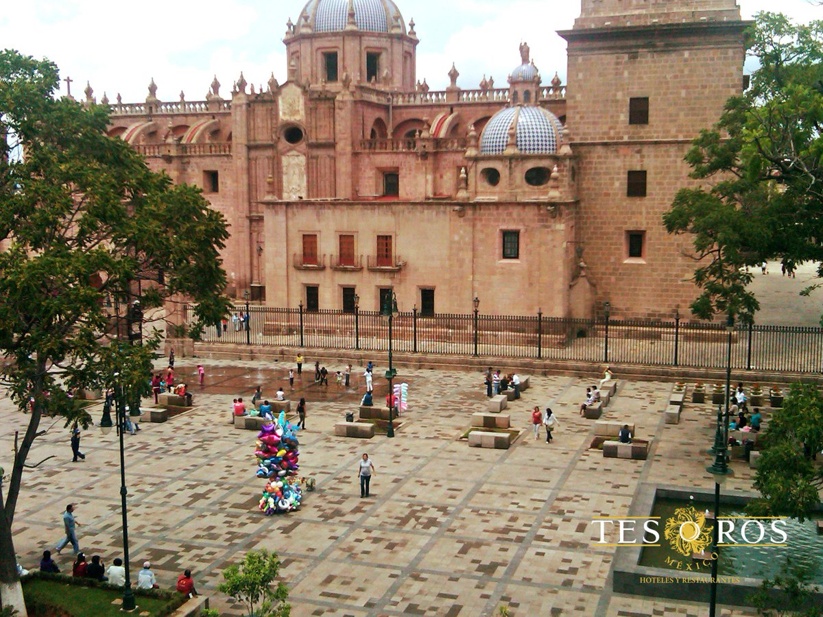 Goza del Centro histórico de Morelia, Patrimonio de la Humanidad. #TesorosDeMéxico ow.ly/uRU8303cZ5Q