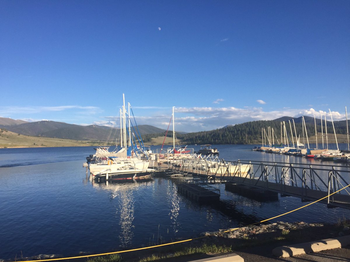 jackienw's tweet photo. It's not the pacific, but pretty good for land locked at 8000 ft! #lakedillon #Colorado #mountainsummer #summit https://t.co/LGmqa3vAPh