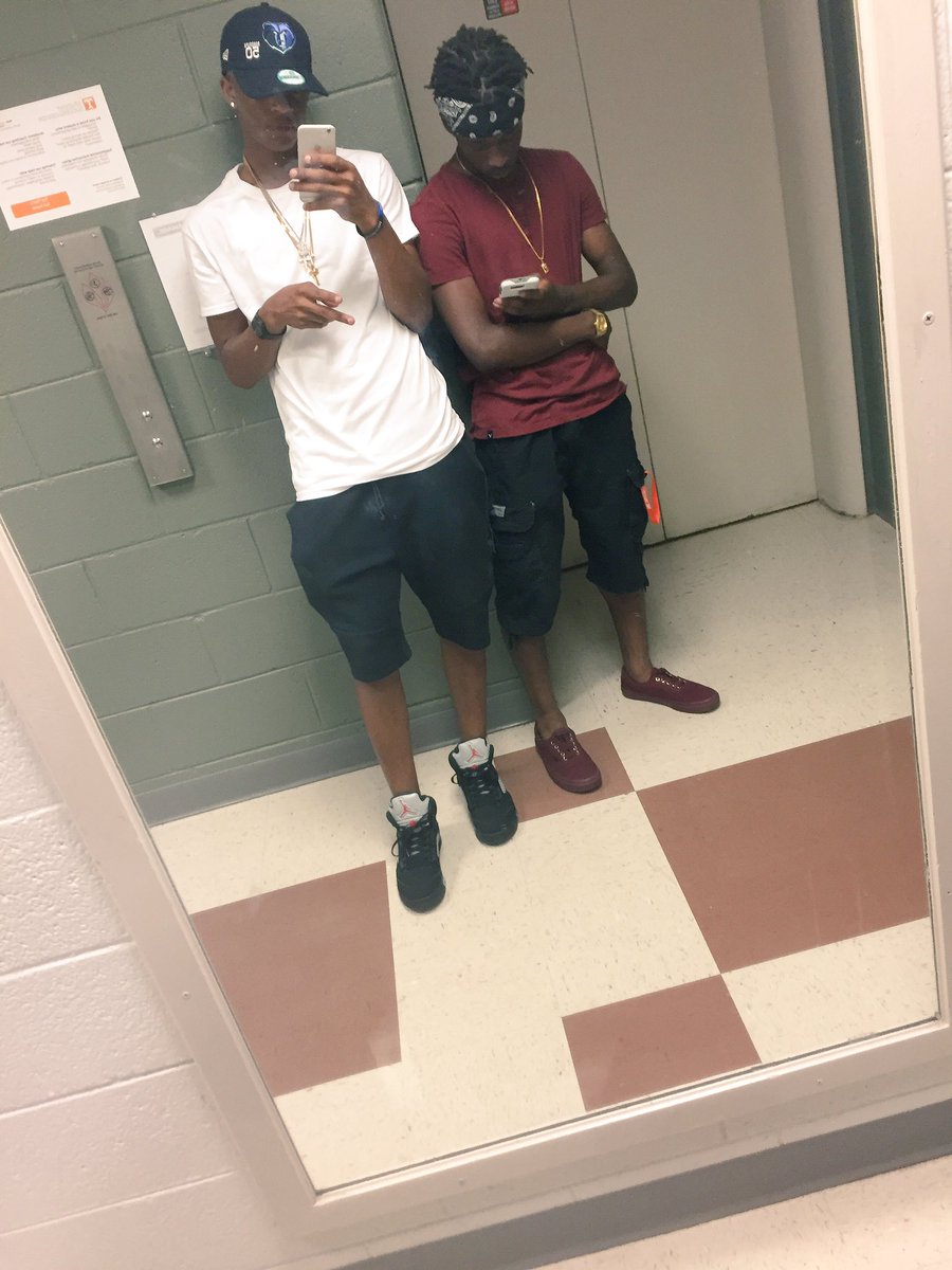 vj_feed's tweet photo. First night? UTK '20😈 https://t.co/0ElDBe91mB