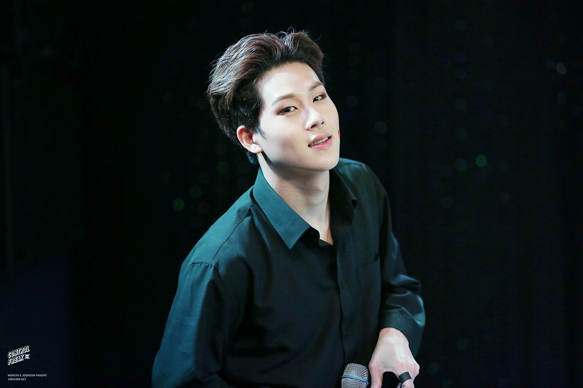 joohuns_'s tweet photo. wow this looks like college and post college bf jooheon im a mess https://t.co/MIbAB7NBpz