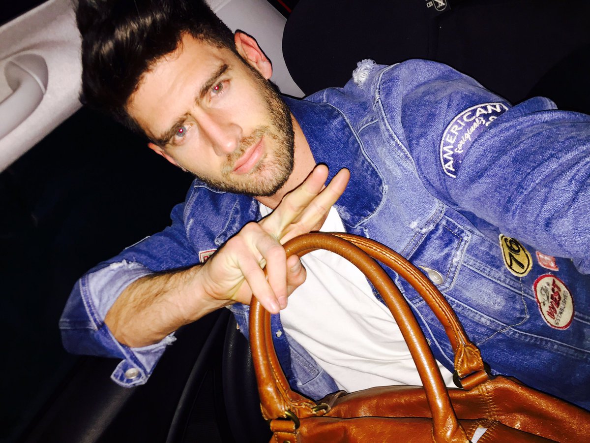 Valentin_Benet's tweet photo. Yo viajo seguro en @Cabify_Chile #SeguroEnCabify #VBstyle https://t.co/bDDW8pDs9z