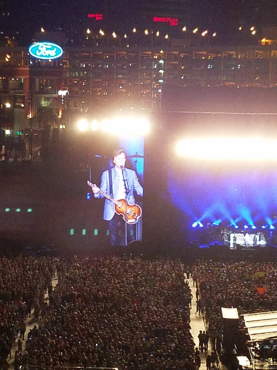 fixdm13's tweet image. Paul McCartney is the only man in the world who can pull off a purple blazer and a mullet!