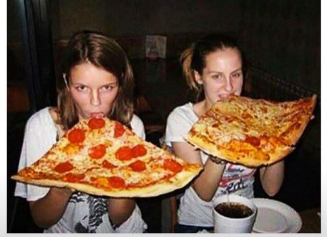 chicagomxpizza's tweet photo. Cuando tú y tu amiga están a dieta y solo comen una rebanada. https://t.co/nEalDkDw5n