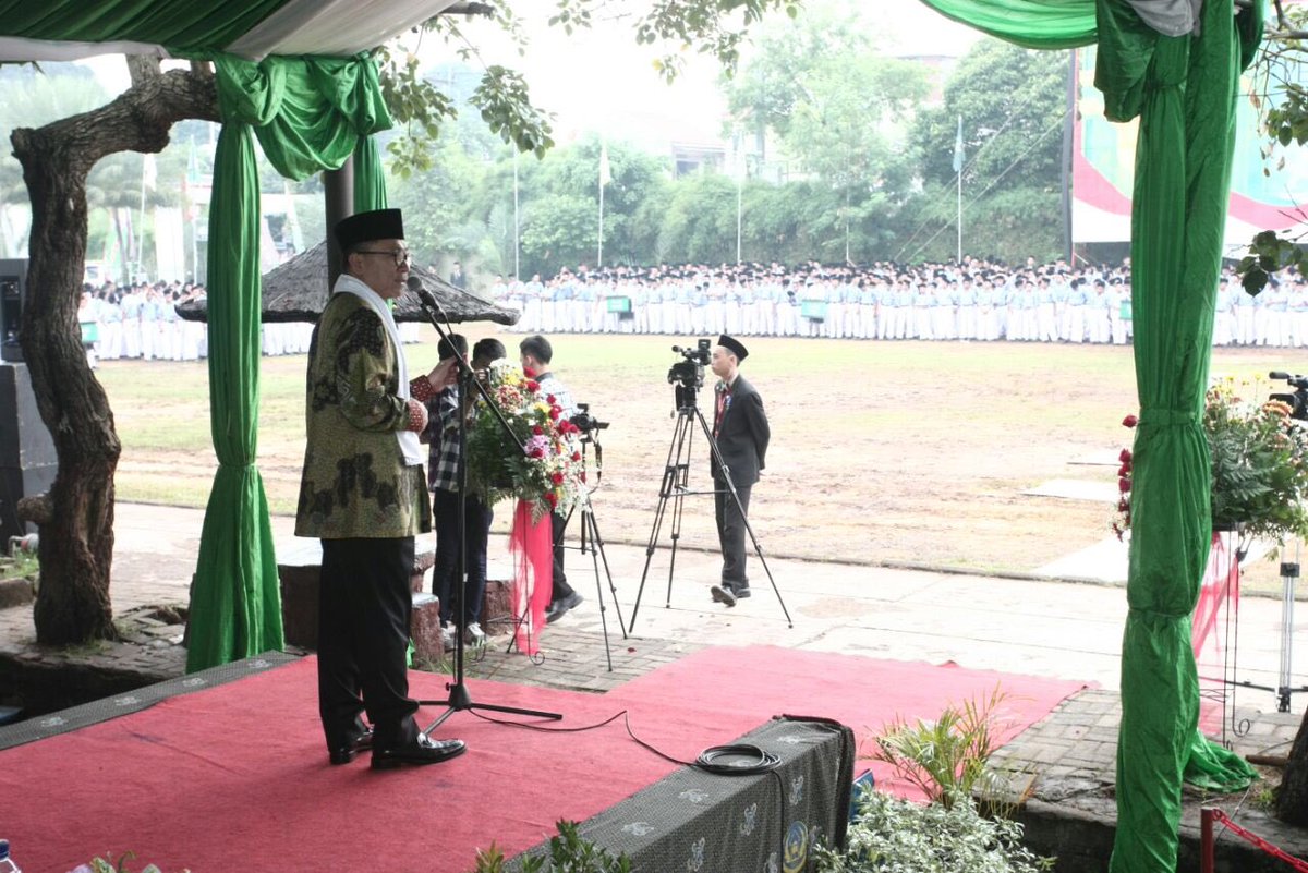 ZUL_Hasan's tweet photo. Kepada Santri, saya titip pesan raih Ilmu Pengetahuan setinggi tingginya. Percaya diri Santri bisa bersaing #Optimis https://t.co/p5AJtxbg8b
