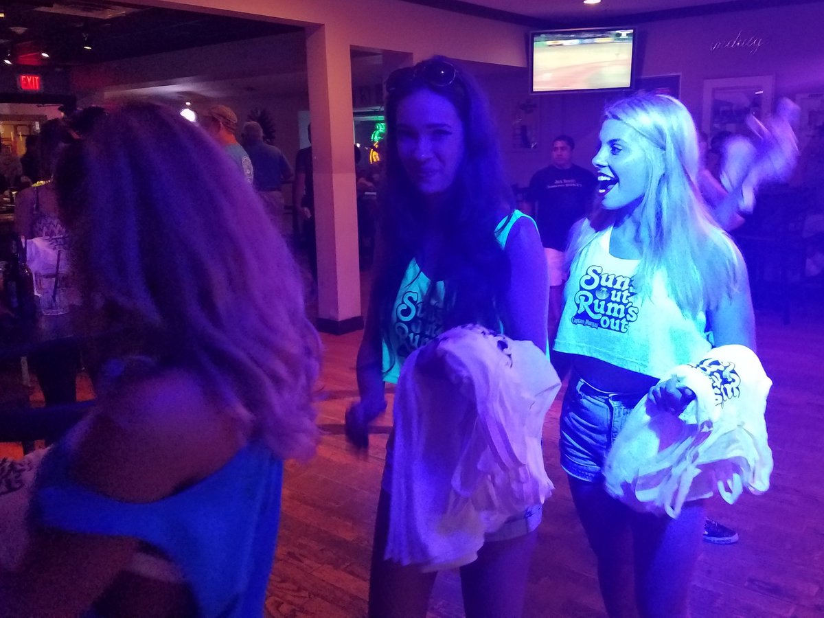 BreakthruBevIL's tweet photo. Full speed ahead &amp; #fullcaptain with Captain Morgan &amp; the Morganettes in Chain of Lakes. #sunsoutrumsout #afterdark https://t.co/5jb0ELzyvu