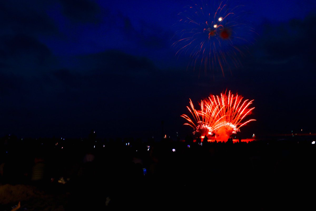 xiaomon's tweet photo. @VVVDenHaag mooie vuurwerk om Vuurwerkfestival Scheveningen https://t.co/zj1S9fOUjs