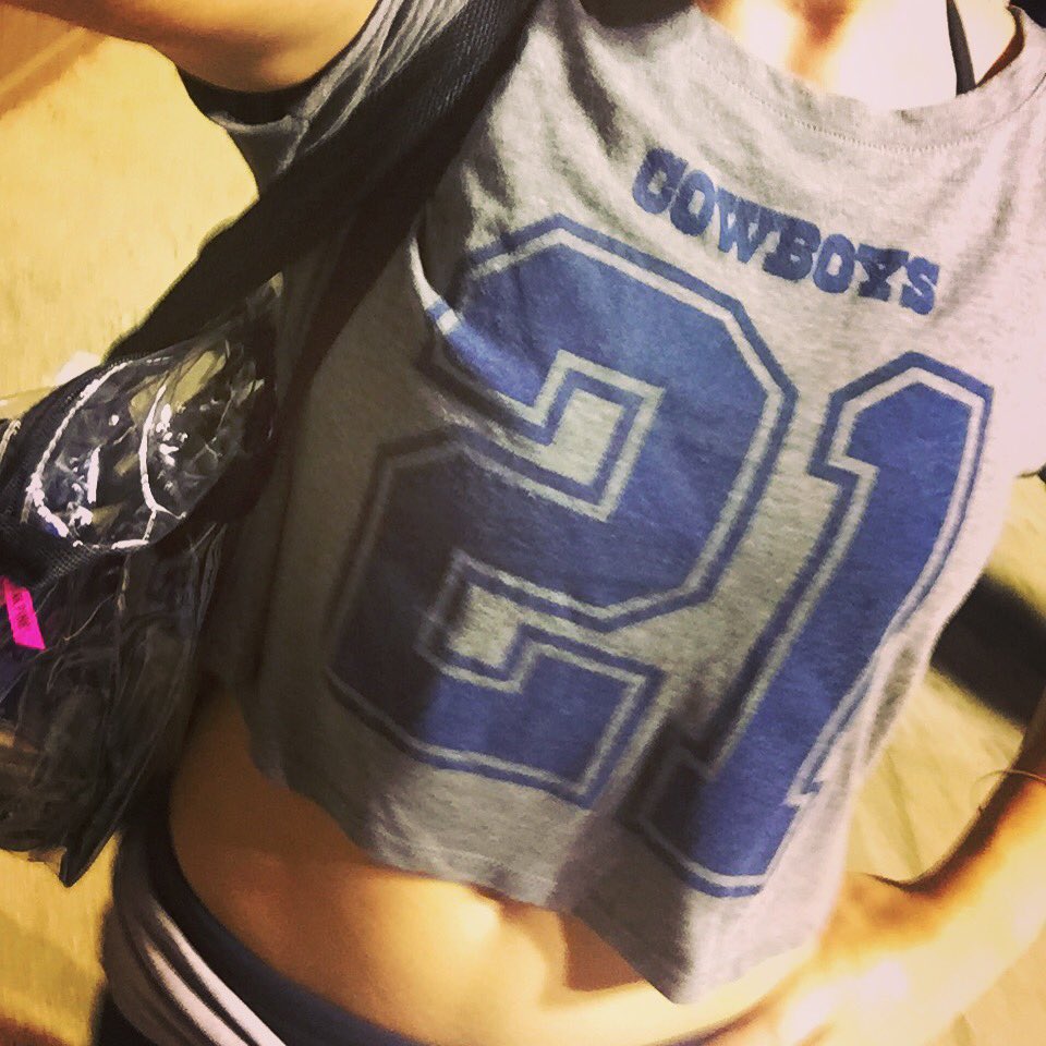 EmilyJMcDonald's tweet photo. Crop Tops 4 Life @EzekielElliott https://t.co/Hs9Cry9ri4