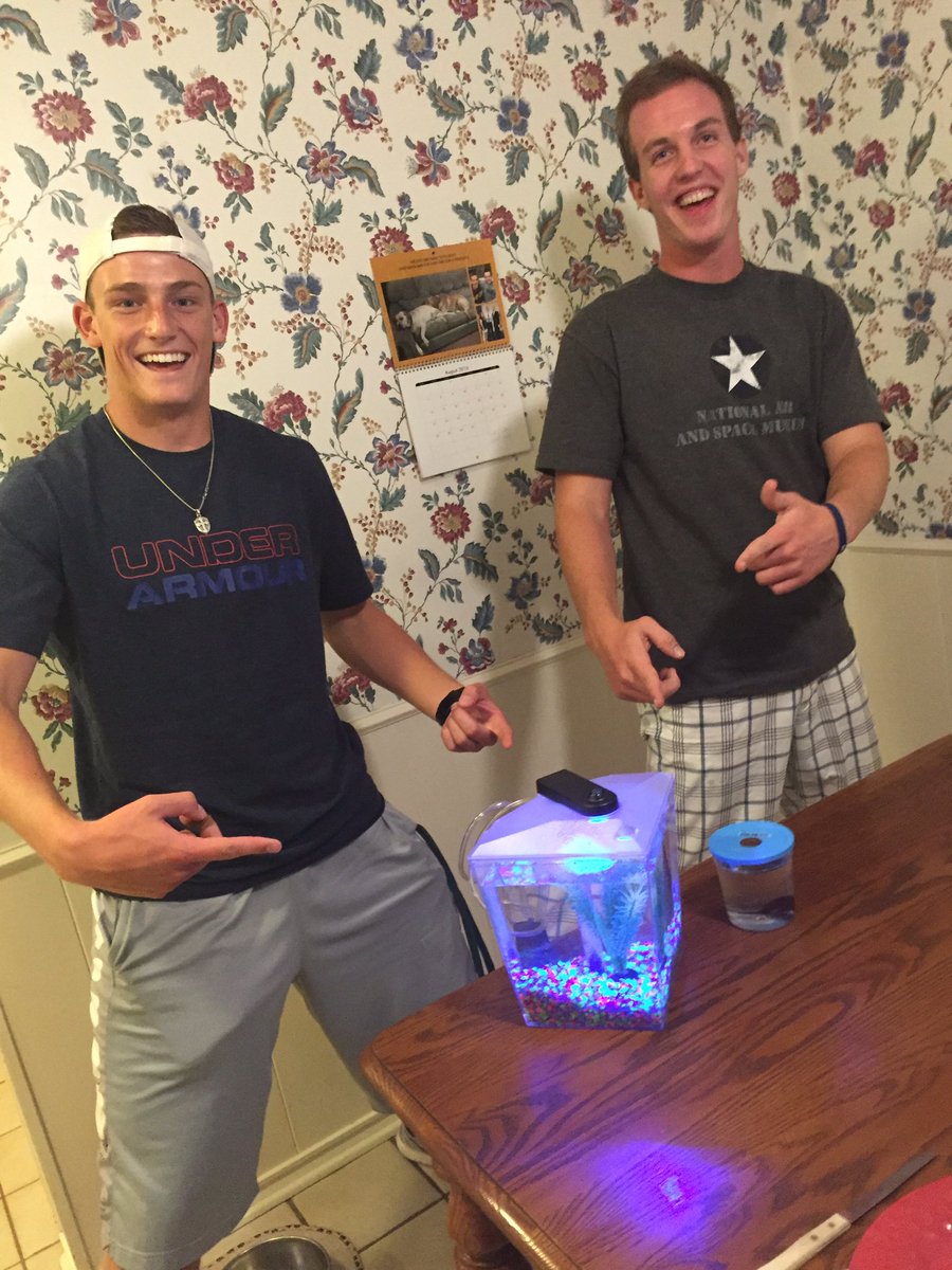 jason_fletcher_'s tweet image. So Jay (and his family) bought me a beta fish as my "going-to-college" gift 😂
Welcome to the fam, Gerald 🐠