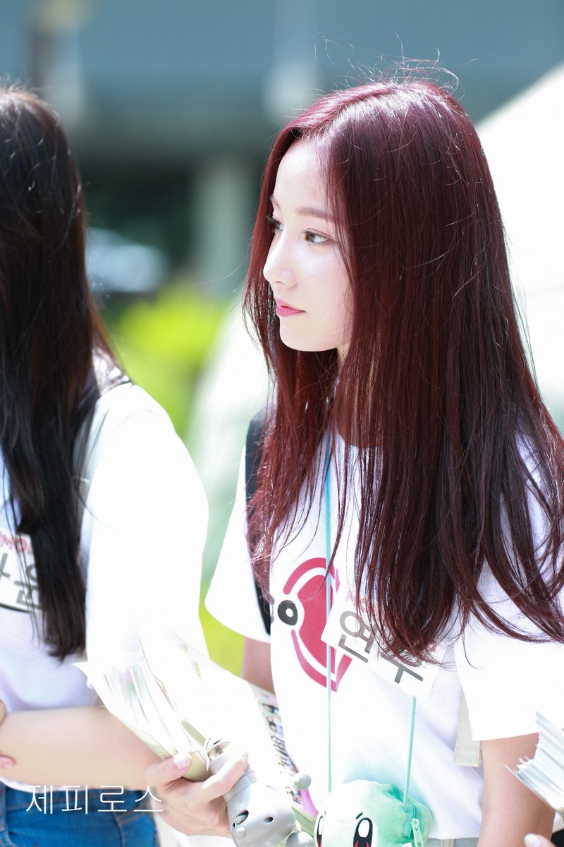 zephy_momoland's tweet photo. #모모랜드 #MOMOLAND #연우 #길거리홍보 #상암 #아름다움
연우신 연우신 하는 이유가 https://t.co/xm65EqkxzM
