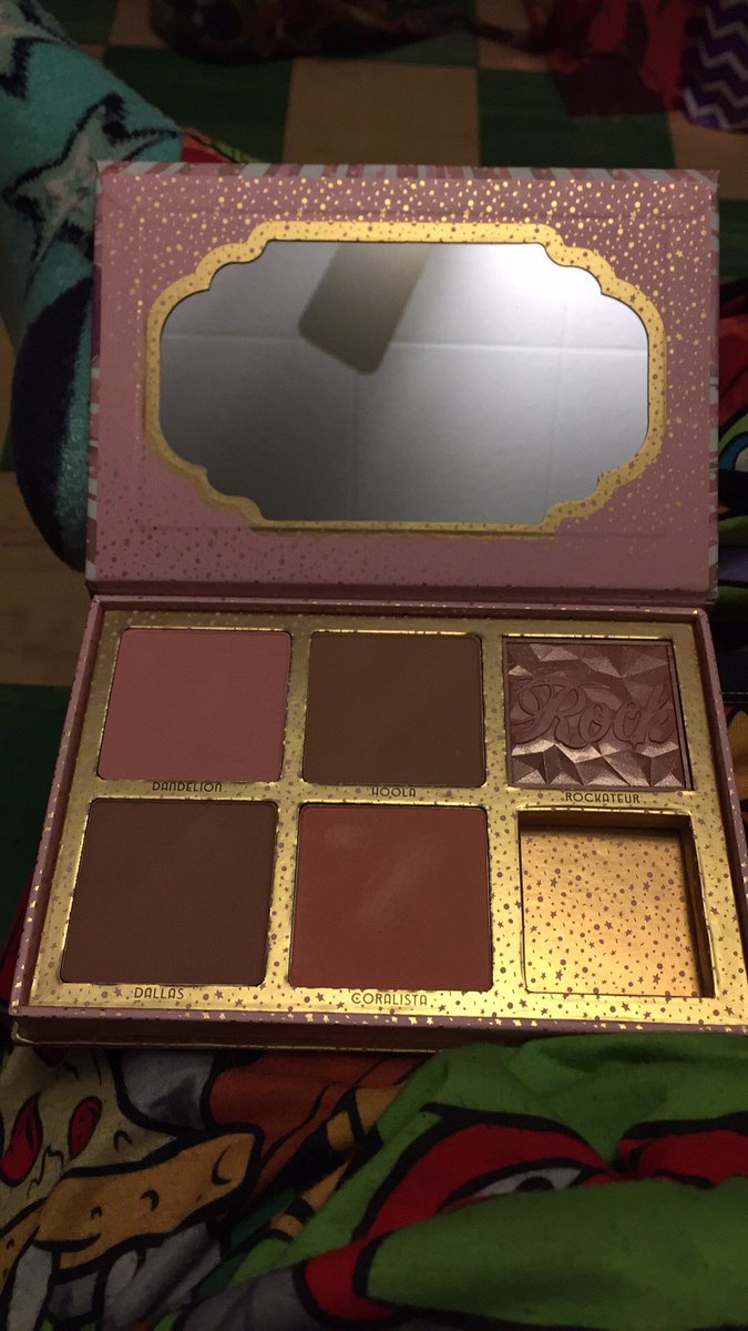 KelsAYE1202's tweet photo. @BenefitBeauty, this pallete is everything the blush lover in me ever wanted. Thank you. #cheekathon #makeup https://t.co/GkbyGJ2jbW