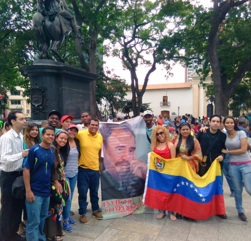 Galindez_vzla's tweet photo. La #JpsuvEnLaCalle celebrando en toda Venezuela el cumpleaños del Comandante Fidel Castro. .@NicolasMaduro https://t.co/7eDs4TsCHU
