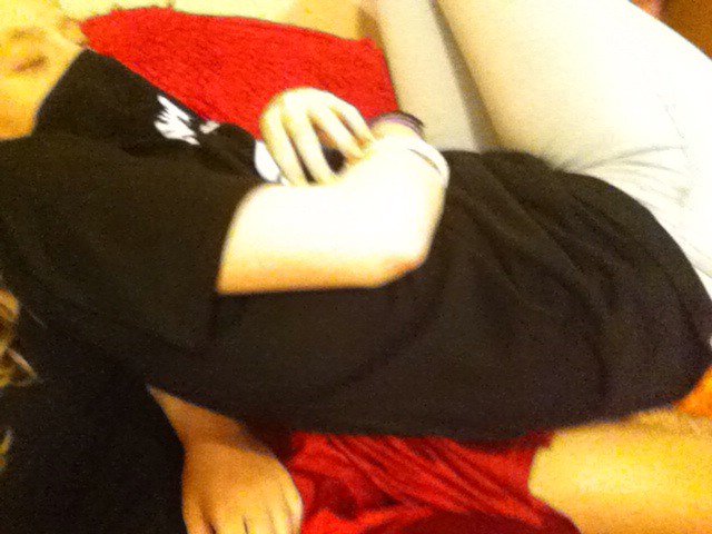 lexiriki's tweet photo. This lil bitch is laying on me 😂 https://t.co/eofR9YPu64