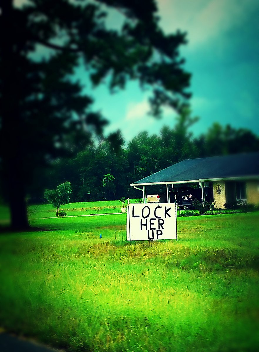 TrumpForce's tweet photo. WHEN THE ECONOMY IS SO BAD BUT TO WANT TO SHOW SUPPORT
#TrumpTrain #TrumpPence16 
@realDonaldTrump  #LockHerUp #USA https://t.co/wgfZBDvaUd