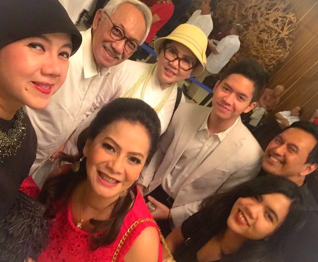 MemesSays's tweet photo. Bersama teman" menyaksikan konser simfoni negriku cc: @memes605 #MemesPic #latepost https://t.co/v45WEWmSjS