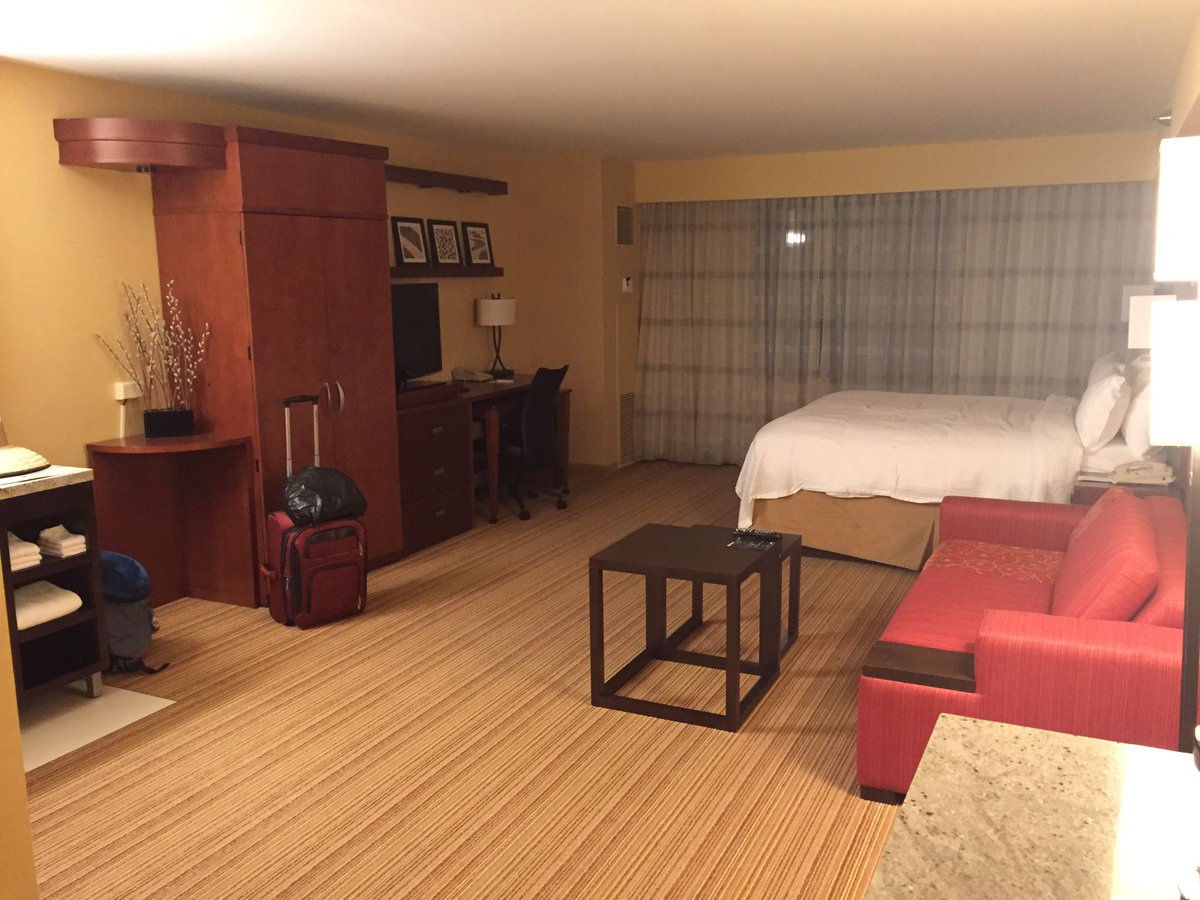 brenthoman12's tweet photo. Staying in LA an extra day isn't so bad when I get to stay in a $250 hotel room https://t.co/3XuTNz55eh