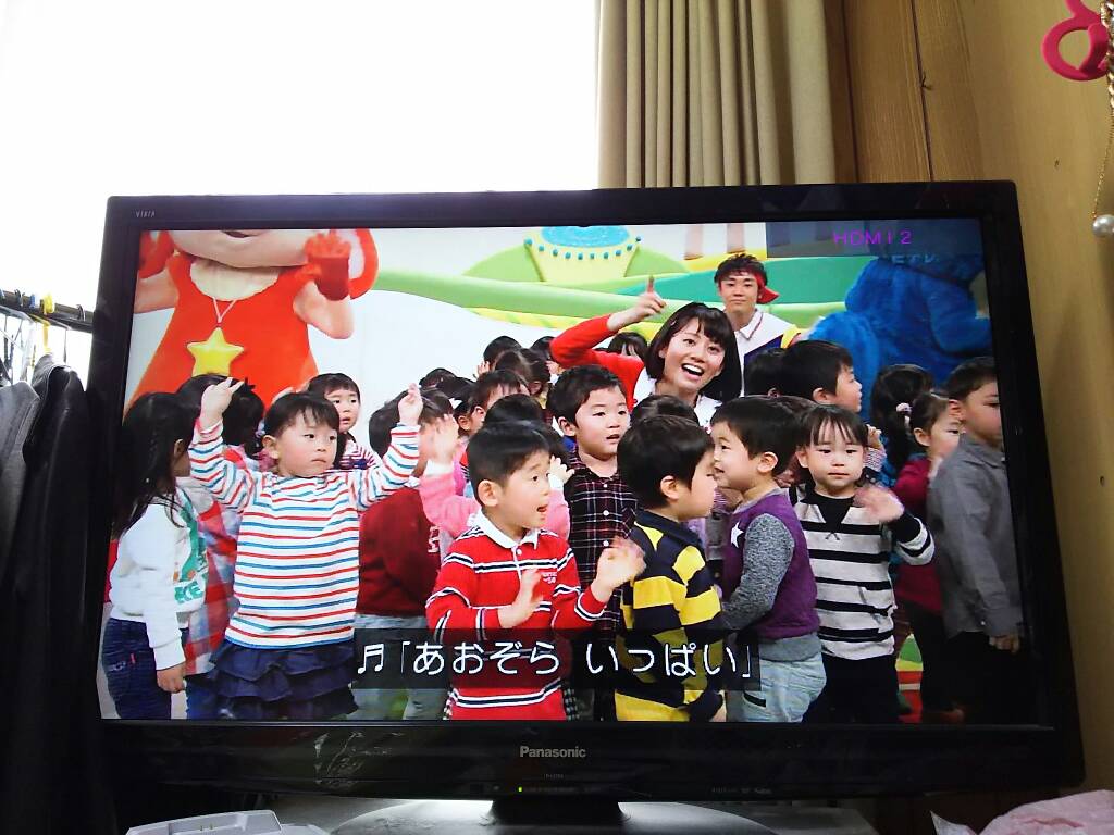 飯田さやか あしたてんきにな れ 2回目にして あつこお姉さんカメラ指差し しかし子どもは向いてくれないものです 手が逆 かわいい 横揺れだったよしお兄さんのバイバイ だいすけお兄さんバイバーイまたねーまた あしたー 最後どうしたんだろう