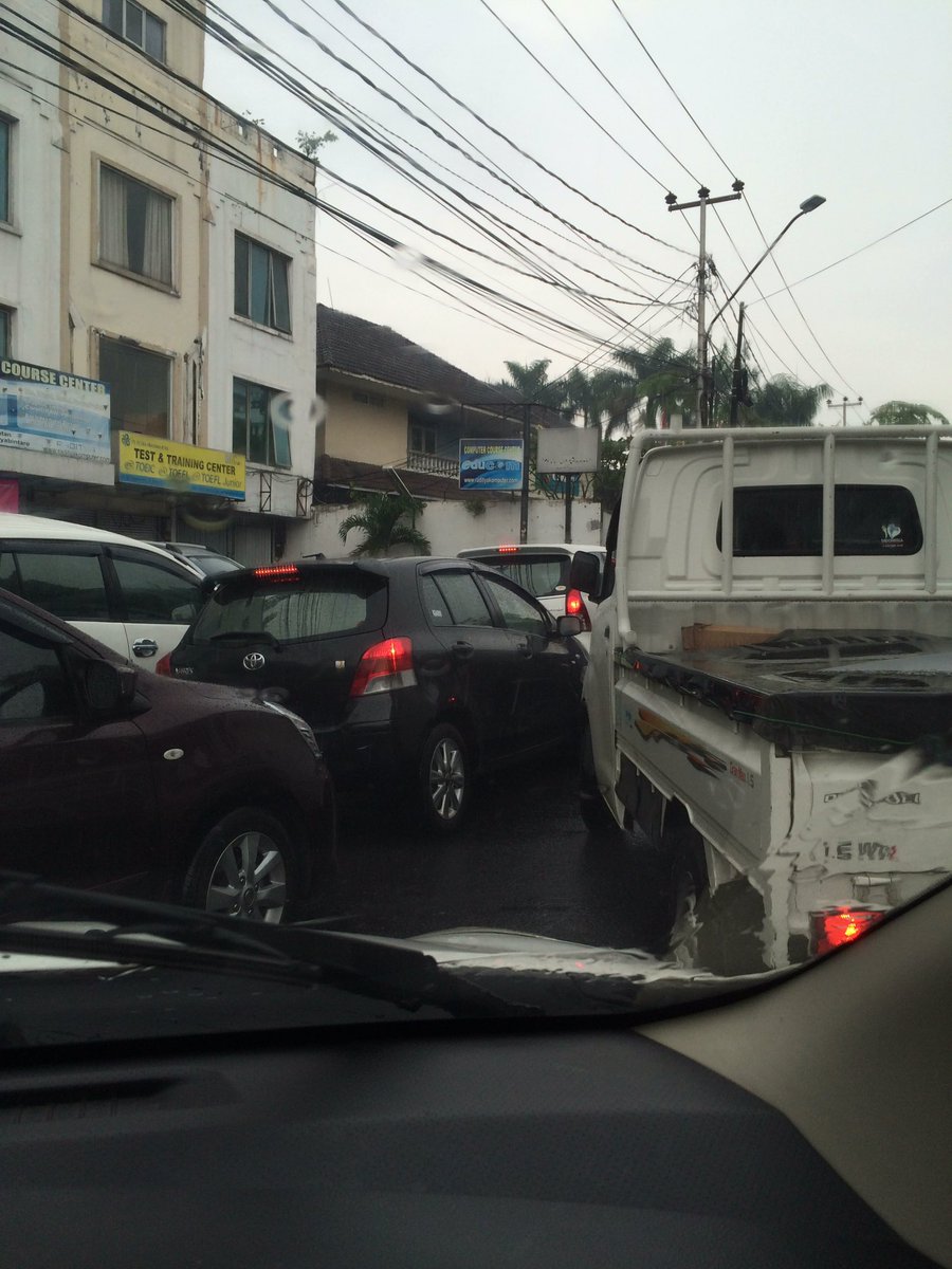 wicks29's tweet photo. @NTMCLantasPolri pertigaan veteran macet parah sudah set jam ga jalan https://t.co/r0gfmwYApj