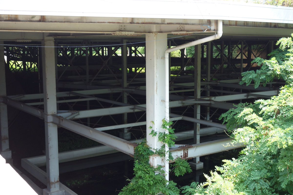 おざわ隊長 ユーパレット小諸店 駐車場が浮いた作りになっています 水の音が聞こえたので もしかしたら川の上に作ったのかも すごく進入してみたい欲が 珍スポット 長野