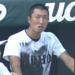 夏の高校野球で女子マネージャーといちゃつく選手...青春だな～!