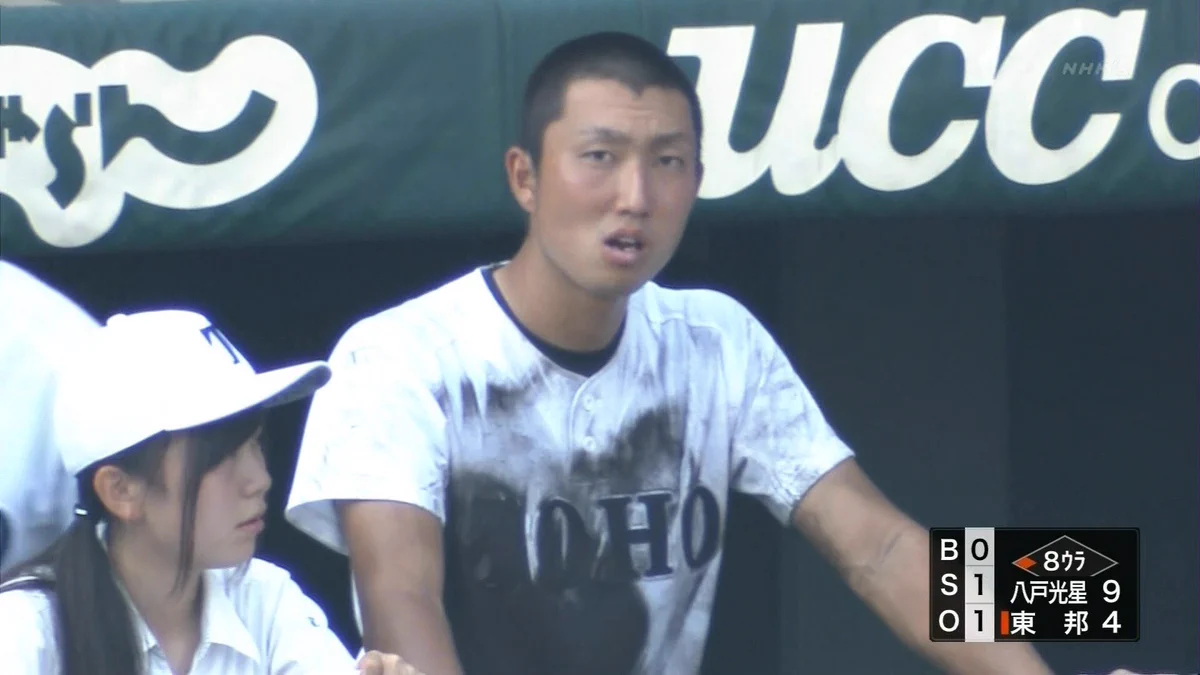 夏の高校野球で女子マネージャーといちゃつく選手...青春だな～www