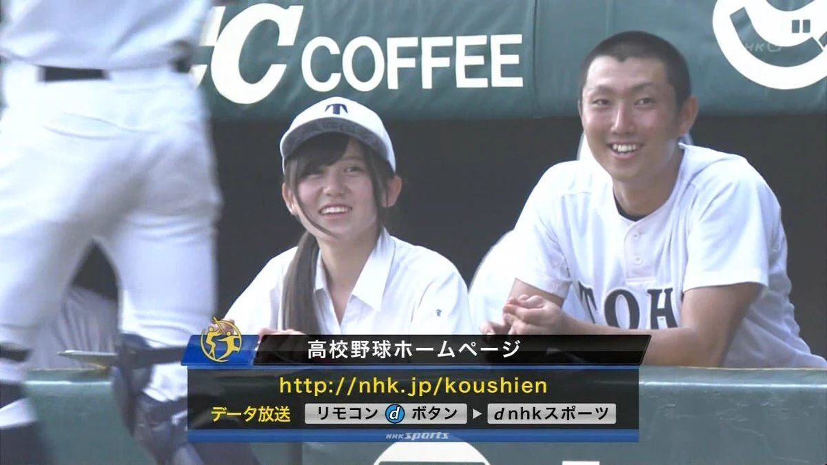 夏の高校野球で女子マネージャーといちゃつく選手...青春だな～www