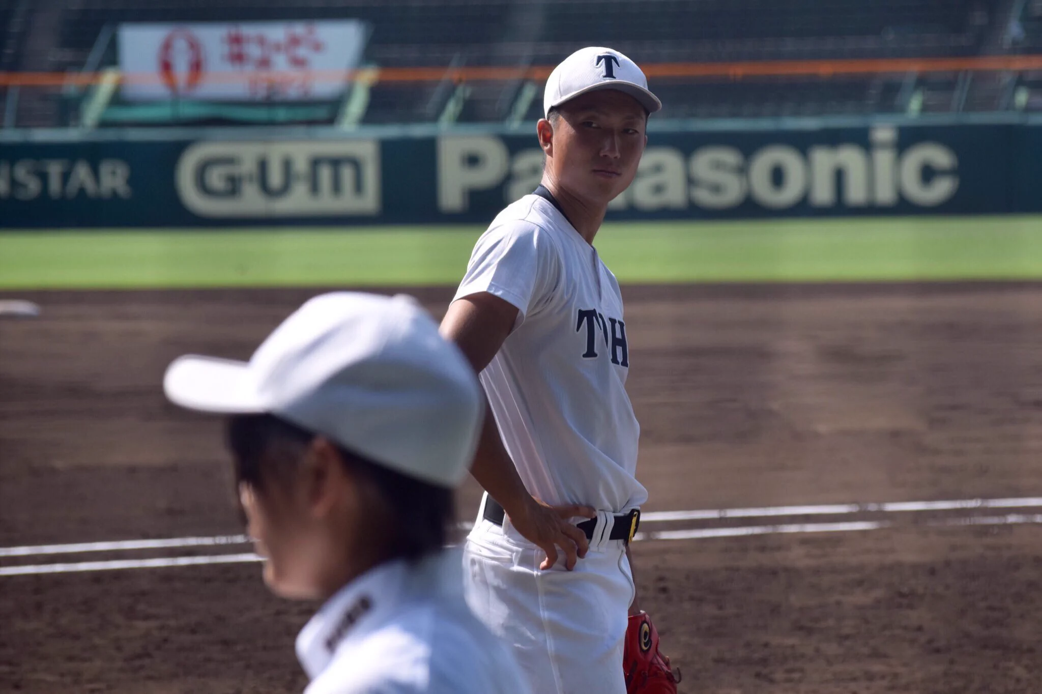 夏の高校野球で女子マネージャーといちゃつく選手...青春だな～www