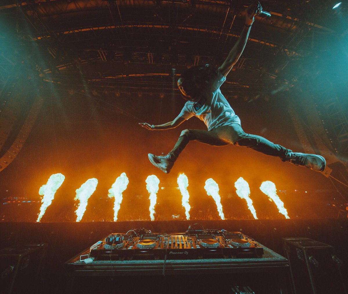 Rise above 🔥🔥🔥🔥 https://t.co/AN71VSIFYn