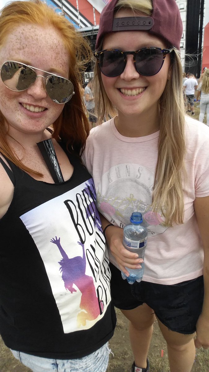 Kayleevandewiel's tweet photo. Mijn voeten en knie zijn dood. Maar wat was dit een fijn feestje #kingsofhardstyle #nijmegen https://t.co/kg6ocu7IIK
