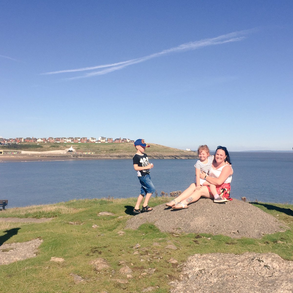 laviniajones843's tweet image. Little princess love cuddles off Lavinnie 👸🏼🦄💛 #Wales #princessfriend #summerholidays #beach