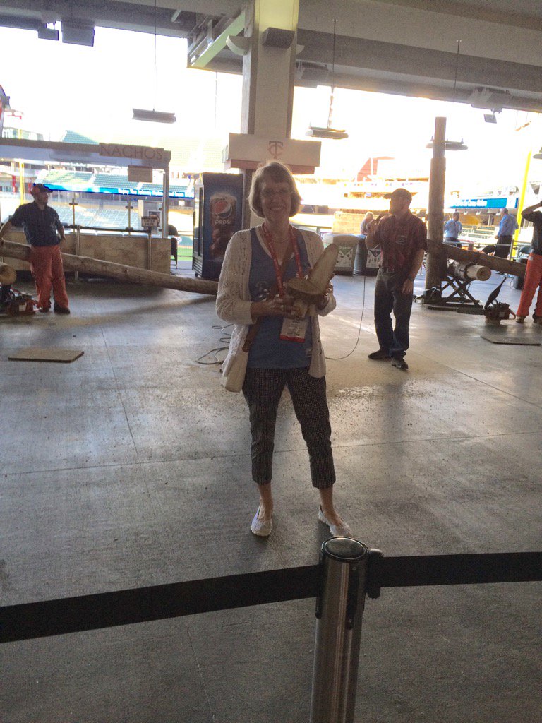 APWATeresa's tweet photo. Sherry McIntyre wins the chain saw giveaway! #PWX2016 #GAPParty https://t.co/Z92mCYerbu