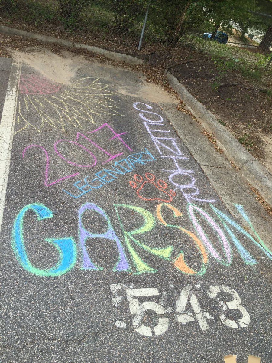 LRHSnews's tweet image. Seniors feeling artsy the day before school! #ClassOf2017 #LEGEN17ARY