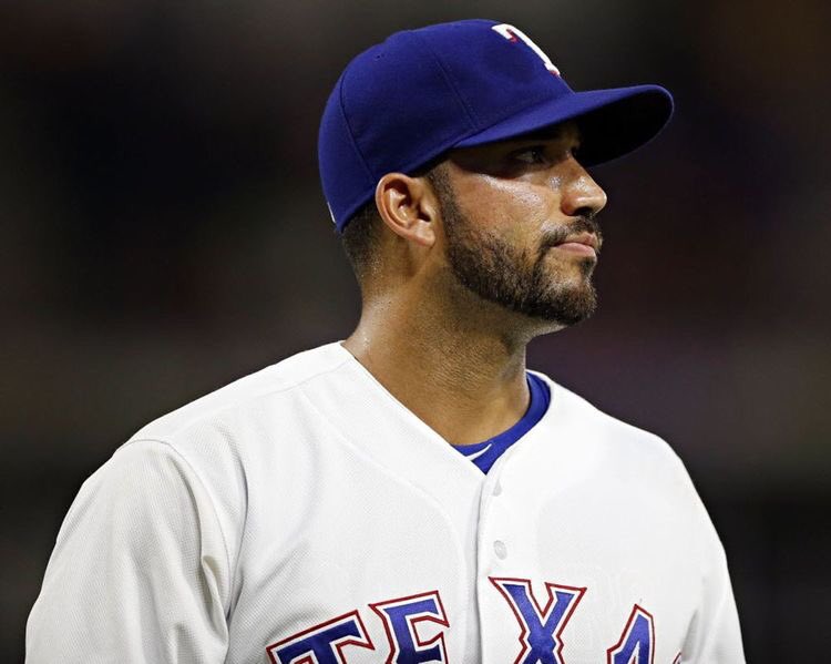 The_Smashley's tweet photo. This adorable man is warming up in the bullpen.. #MattBush ❤️⚾️😍
#TraditionalPost #Rangers #ProudBushMoron💘 https://t.co/0qK69EQtZd