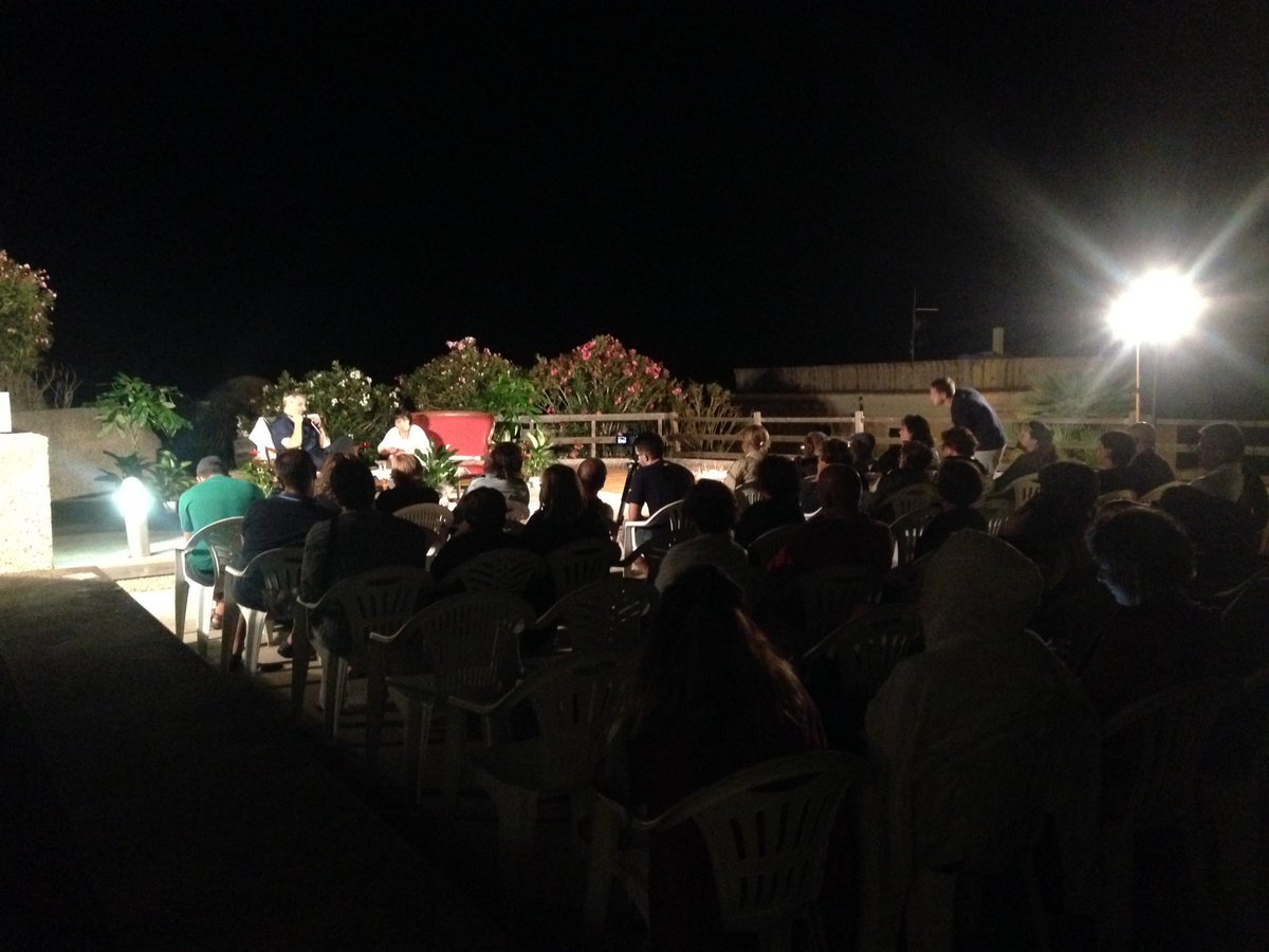 A #Castelsardo sulla terrazza della sala XI del castello dei Doria, Maurizio De Giovanni parla del suo #Ricciardi