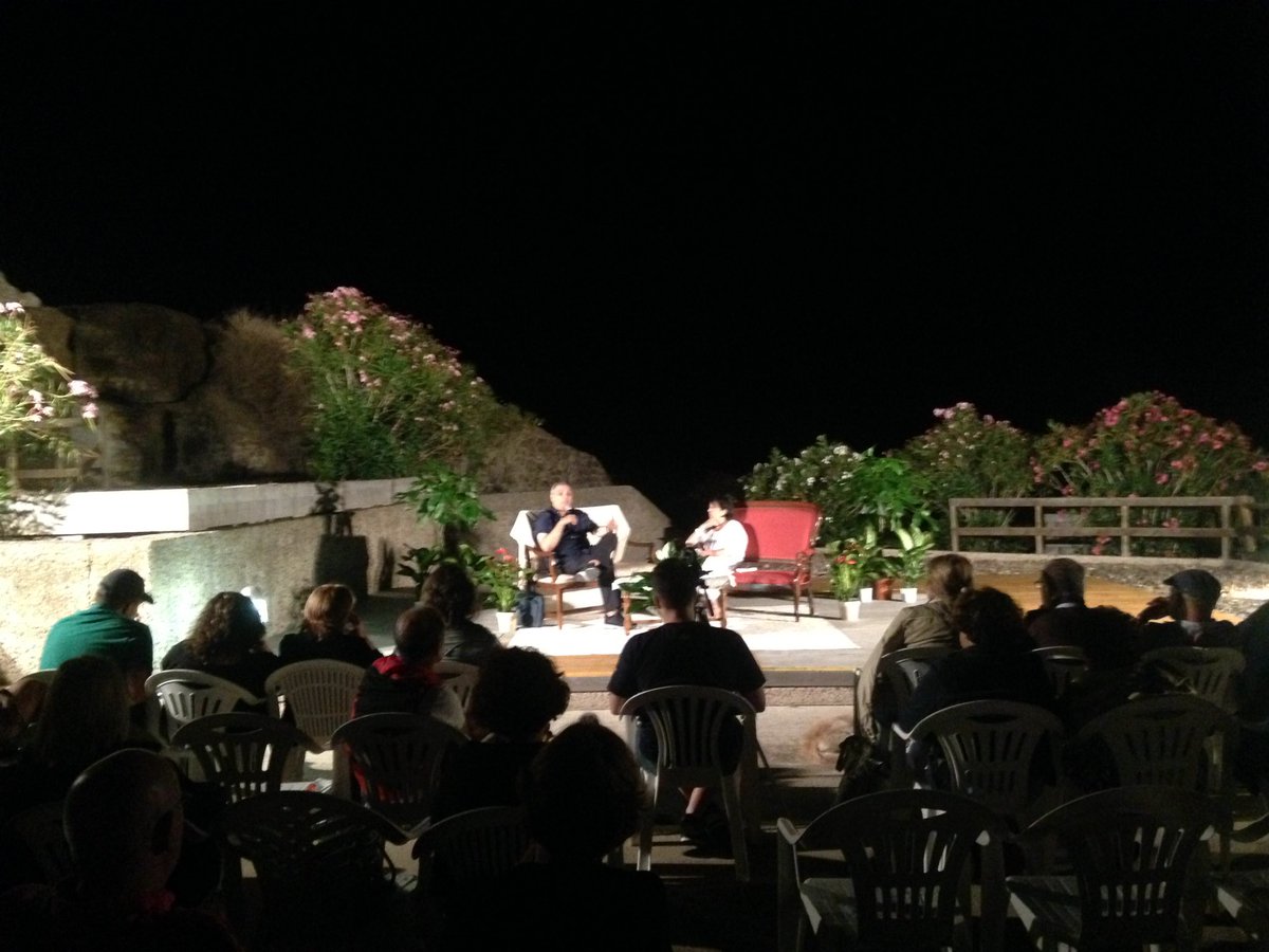 Con Maurizio De Giovanni per #unisolainrete c'è <a href="/lallacare/">Lalla Careddu</a>. #serenatasenzanome #commissarioricciardi