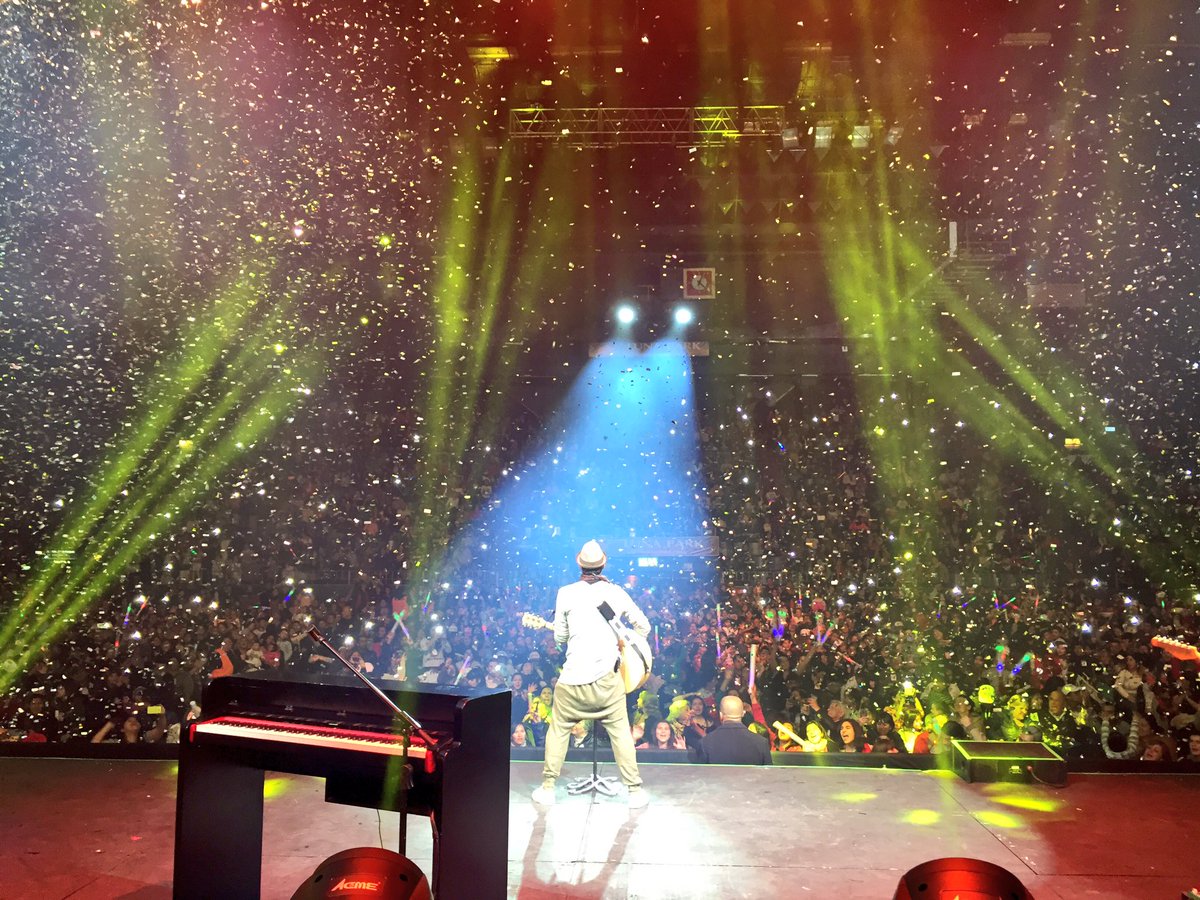 AxelOficial's tweet photo. Hoy salió concierto en el #LunaPark 
Así...de golpe...sin avisar jeje 😜 https://t.co/f7QzsFHEqo