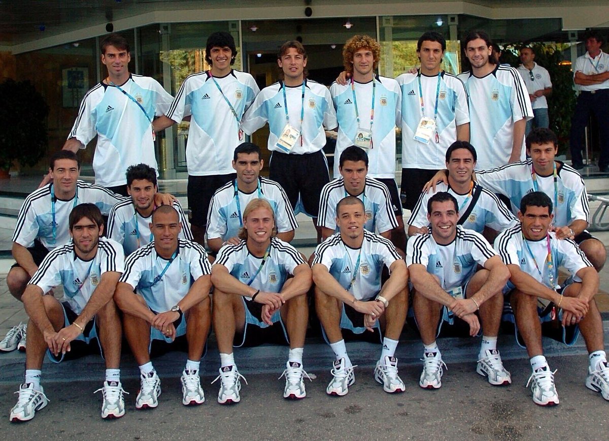 Un dia como hoy, hace 12 años,  junto a este grupo fantastico obteníamos  la medalla de oro #Atenas2004 🏅⚽Salud👏👏⚽