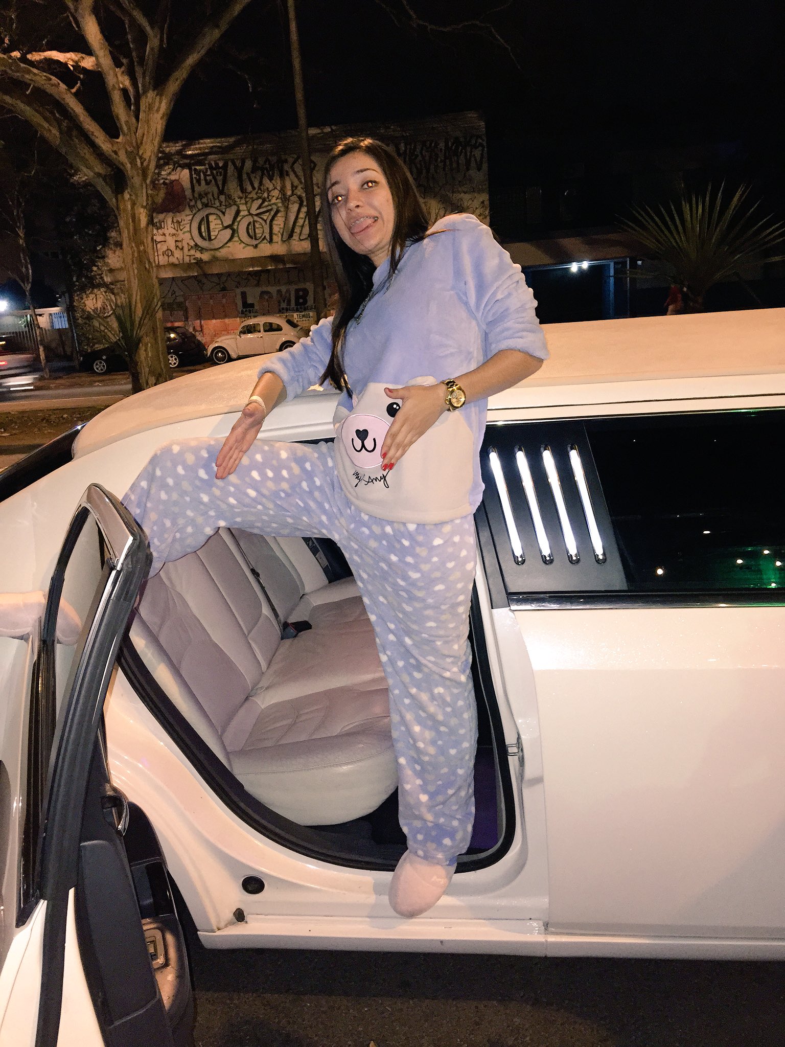 Dani Russo on Twitter: "Como q noix chega na balada? De limusine ...