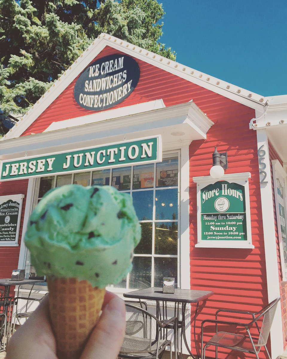 GRDaily's tweet image. Bidding farewell to the freedom of summer days 👋🍦 at Jersey Junction in EGR. #grandrapids