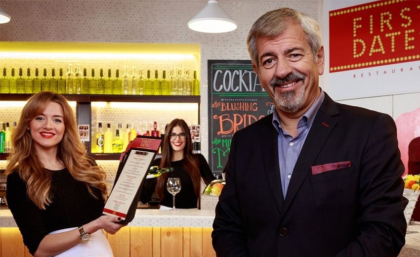 Vertele's tweet photo. Exclusiva | Primera cita a ciegas de dos personas invidentes en 'First Dates' https://t.co/x0lIOb72D0 #FirstDates117 https://t.co/YEPMyXNhko