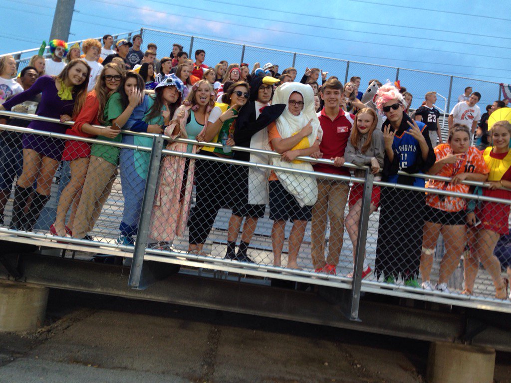 mikeramczyk17's tweet photo. Awesome warm welcome from @BHSthemes2016 thx! #FrontRowFam #DemonFam https://t.co/UKMGSkQegA